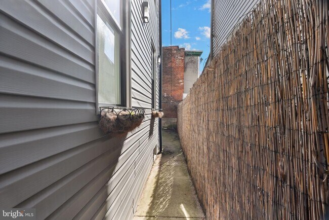 Building Photo - 2526 W Girard Ave