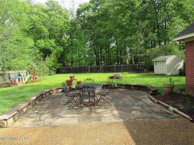 Building Photo - 407 Hemlock Dr