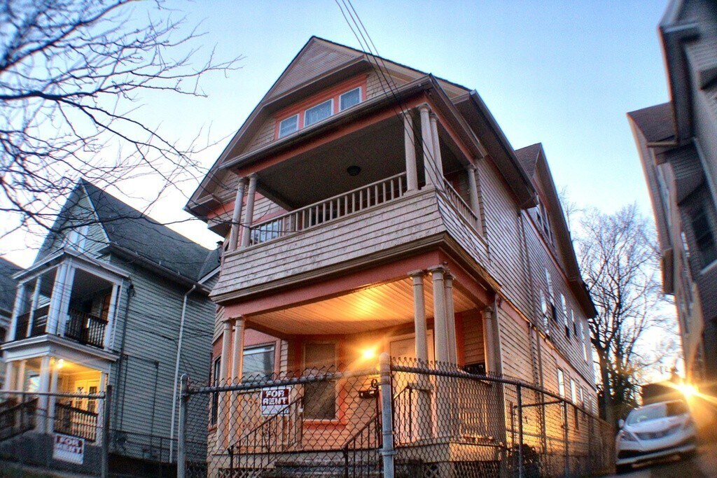 Building Photo - 42 Carmel St