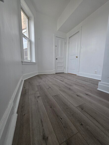 Building Photo - 1138 N Hamlin Ave