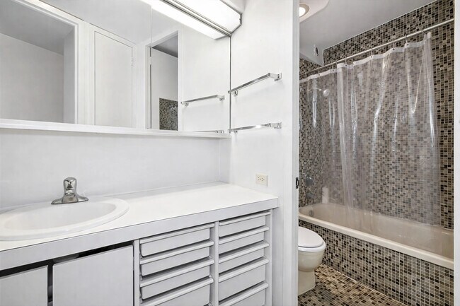 Building Photo - 300 N State St