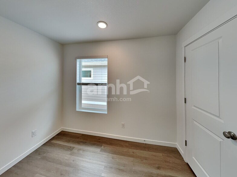 Building Photo - 304 N Addison Way