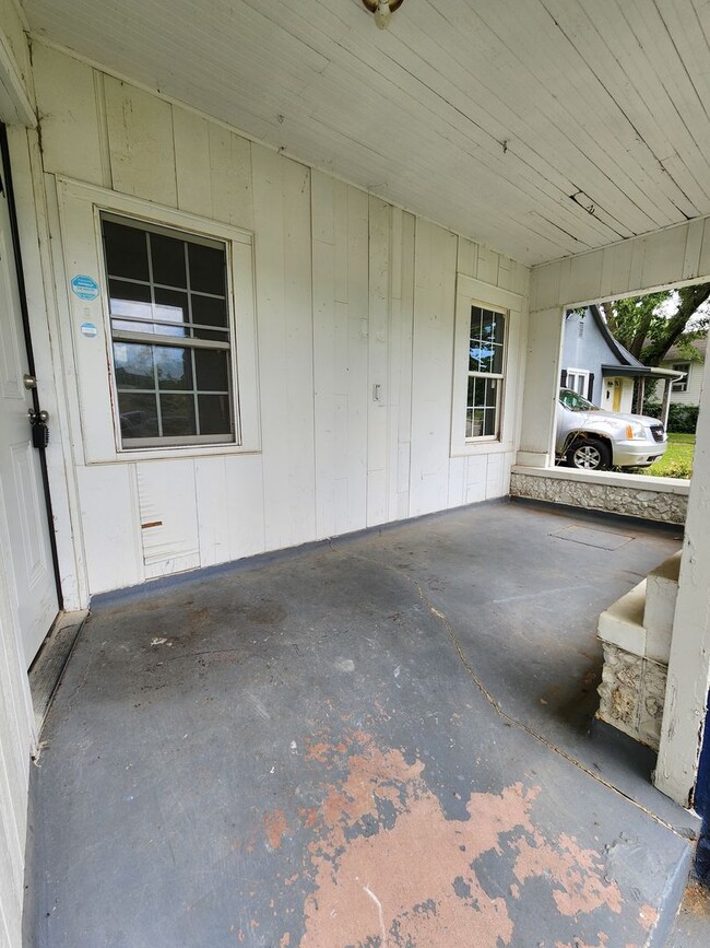 Building Photo - Spacious 2-Bedroom, 1-Bathroom Home AVAILA...