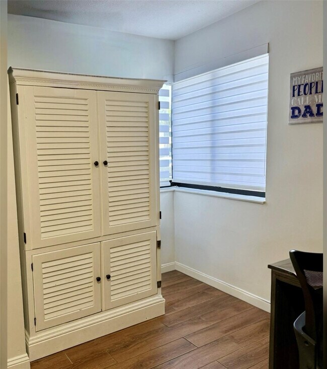 Building Photo - 8014 NW 15th Manor