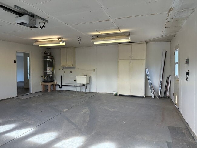 Building Photo - Mature dog considered. Nice home, convenient location off Placer & Wisconsin, Rdg.
