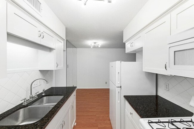 Building Photo - 505 W 7th St