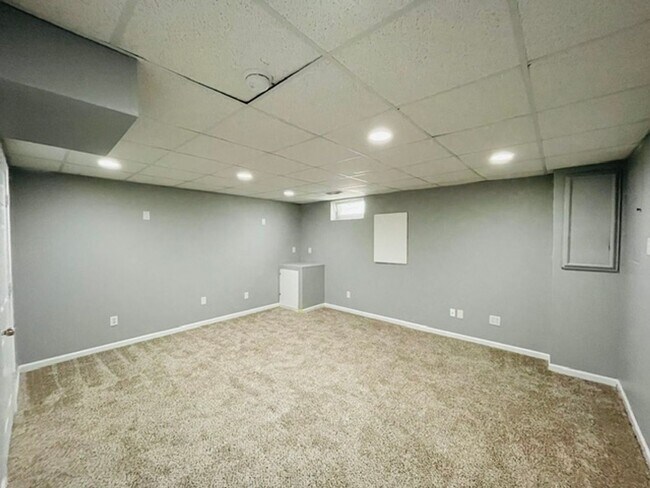 Building Photo - 8575 Fernbrook Dr