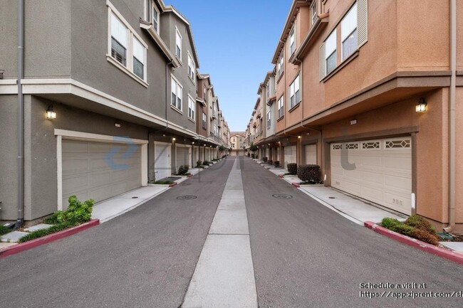 Building Photo - 137 Burbank St