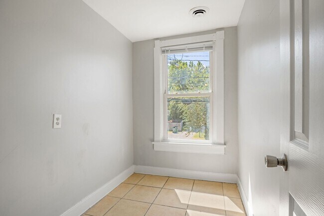 Building Photo - 3 Bedroom/1.5 Bath Northside Home ***Avail...