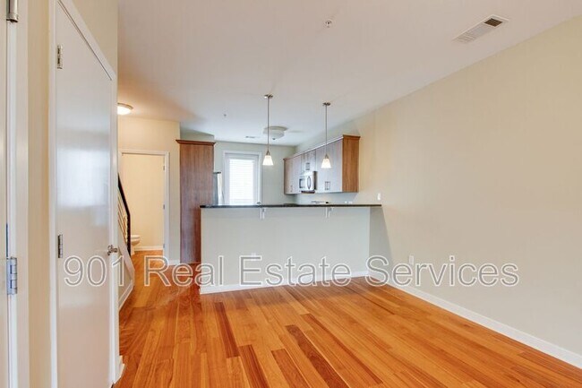 Building Photo - 380 Island Dr