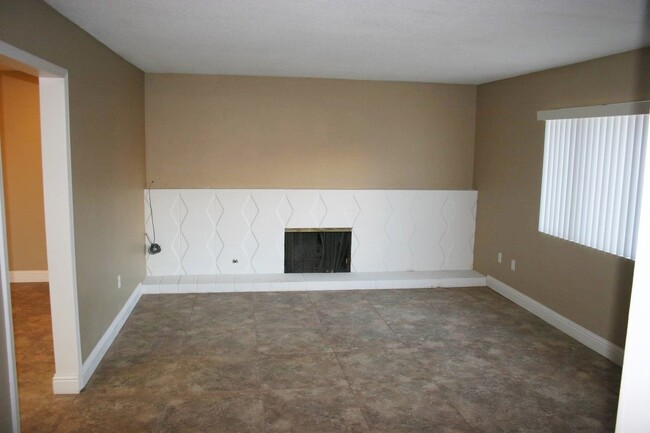 Building Photo - Remodeled 3 Bedroom Home in Northeast Bake...