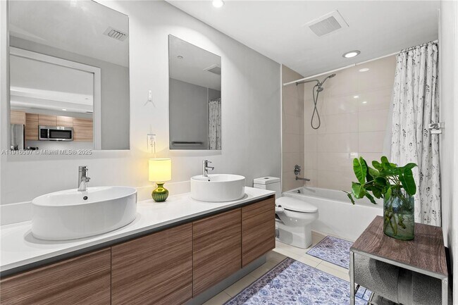 Building Photo - 121 NE 34th St