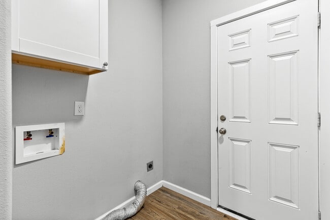 Building Photo - 221 N Bermuda St