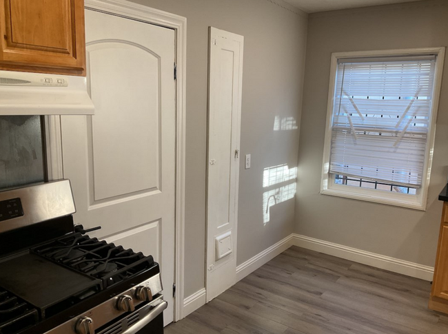 Building Photo - 2 bedroom 1 bath Duplex unit w/remodeled k...