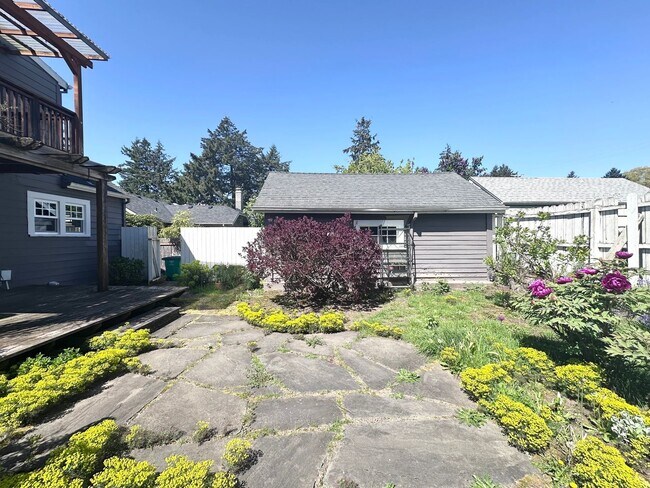 Building Photo - 1928 NE 64th Ave