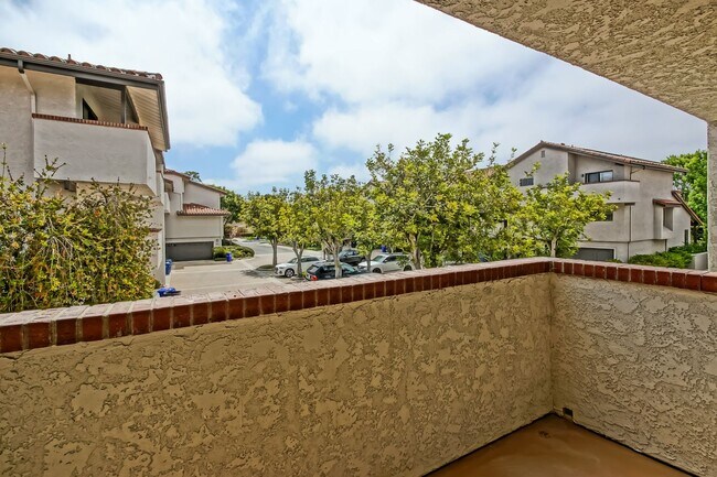 Building Photo - PRIME POOLFRONT LOCATION & CLOSE TO MAIN GATE! BRIGHT & SPACIOUS, END-UNIT POOLFRONT TOWNHOUSE W/...