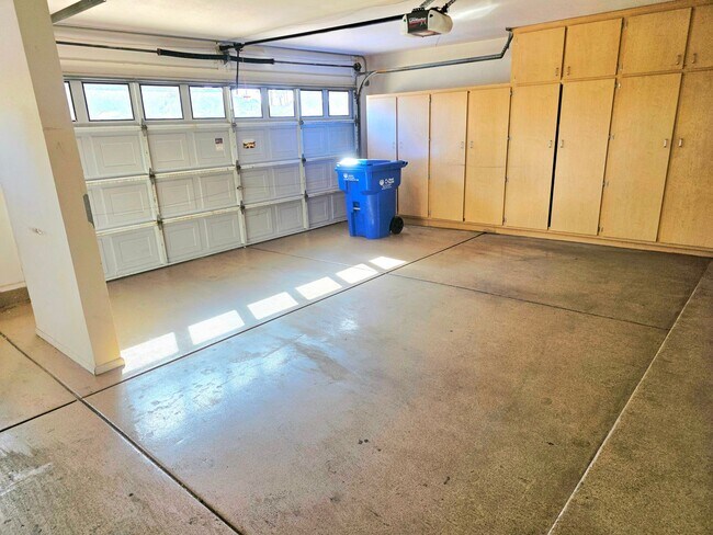 Building Photo - 4 Bed 2.5 Bath- 42nd St & Shea- Pool- Move in special