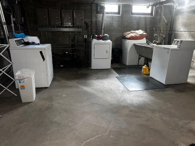 Building Photo - 5315 4 Unit
