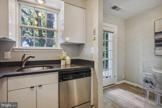 Building Photo - 2623 S Walter Reed Dr