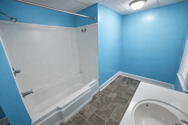 Building Photo - 532 E Greenlawn Ave