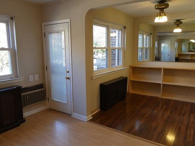 Building Photo - "Spacious 3-Bedroom Gem with Granite Accen...
