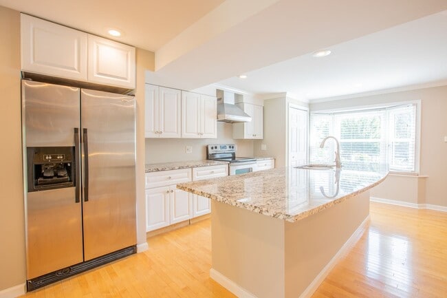 Building Photo - Stunning 3 BR/3 BA EOG Townhome in Columbia!