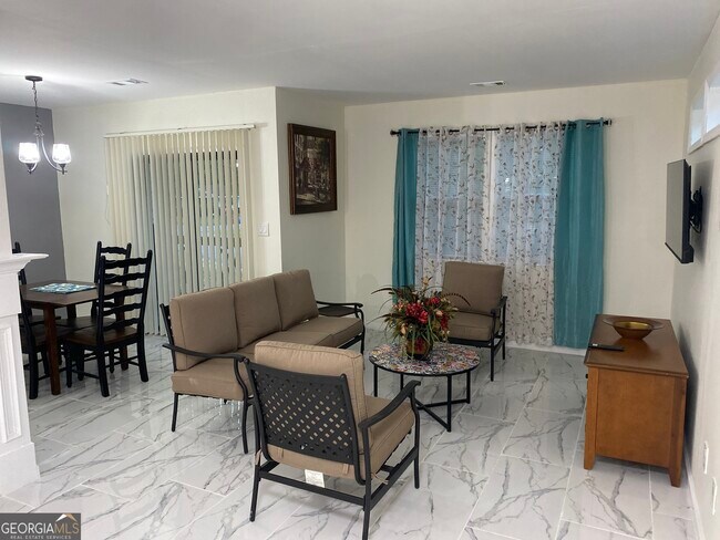 Building Photo - 825 S Forest Lake Dr