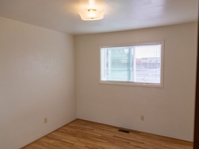 Building Photo - 1930 NW Kings Blvd