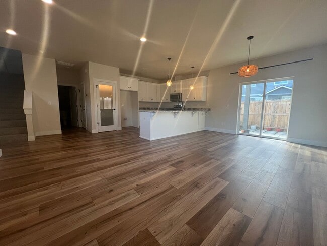 Building Photo - Charming three bedroom townhouse in the heart of Talent! | Available Mid May