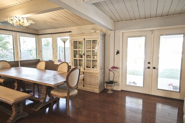 Building Photo - Mid-Century Modern Masterpiece!  South of the BLVD. Minutes to Westside, Mulholland, 405. Roscoma...