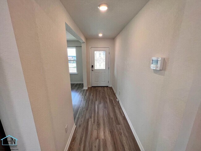 Building Photo - Beautiful 2-story 4 bed/2.5 bath home with...