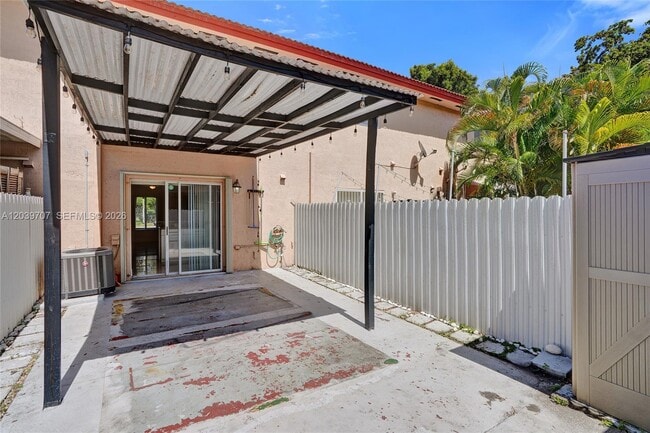 Building Photo - 990 NW 78th Ave