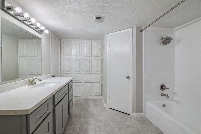 Building Photo - 10831 Sugar Hill Dr