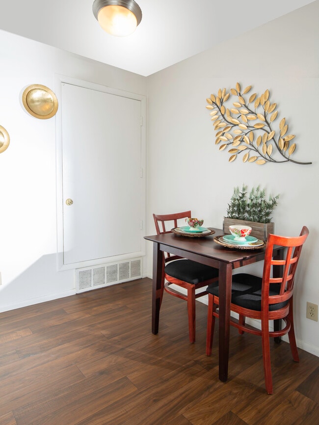 Building Photo - Country Woods