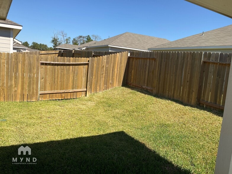 Building Photo - 15442 Maple Ter Dr