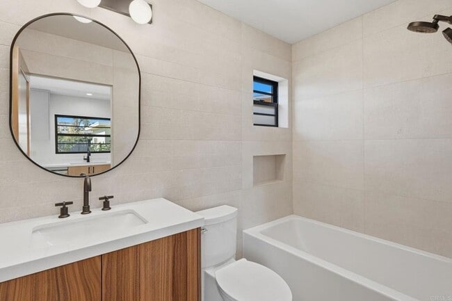 Building Photo - 1063 Buena Vista Way