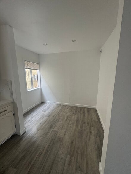 Building Photo - 311 S Ave 59