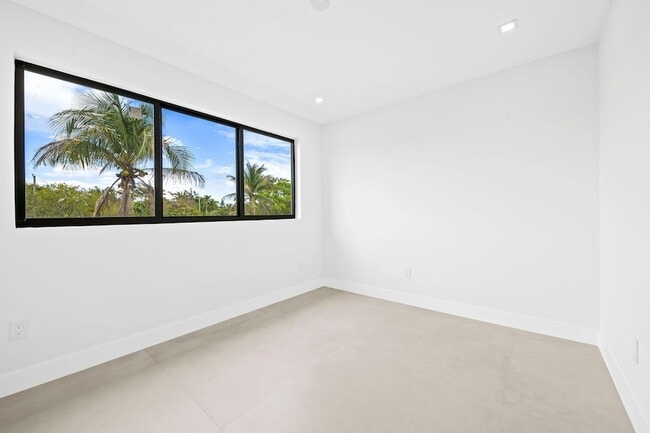 Building Photo - 2324 SW 26th St