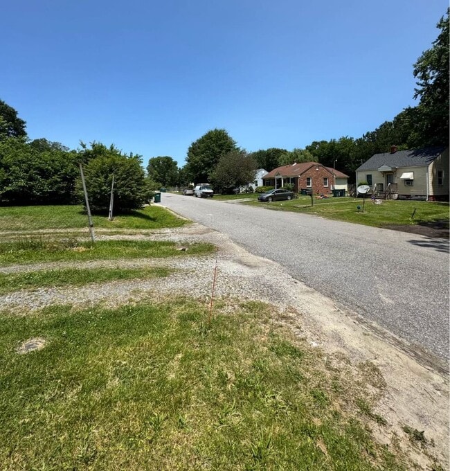 Building Photo - 4 bedroom 2 bath house in Henrico County! All appliances, laundry, central hvac, big yard