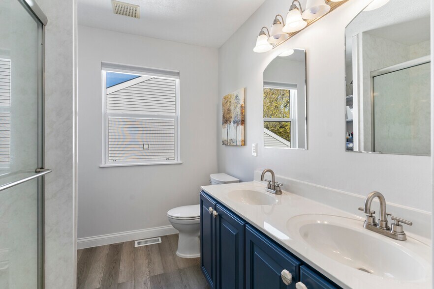 En Suite Bathroom - 6125 Ashtead Dr
