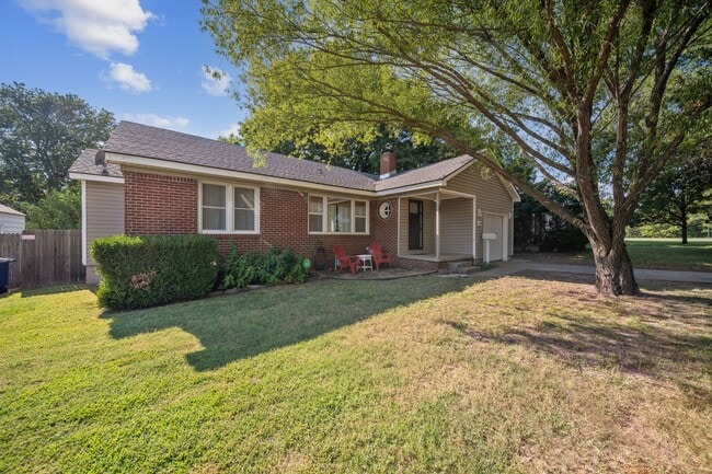 Building Photo - Adorable Home in the Heart of Midtown!