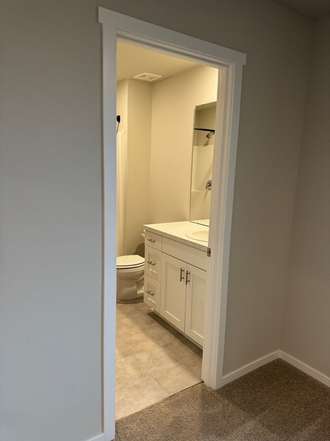 Building Photo - 4 Bed 2.5 Bath Home with Community Amenities