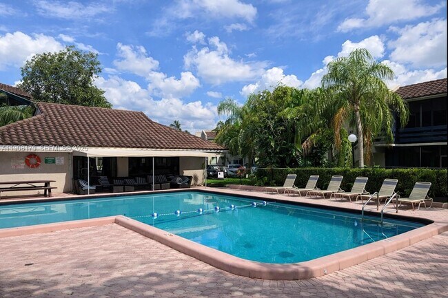 Building Photo - 5332 NE 6th Ave