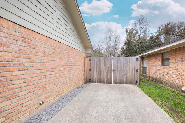 Building Photo - Great location near Perkins/Pecue!!