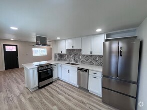 Building Photo - Just renovated! Stunning High-End Finishes!