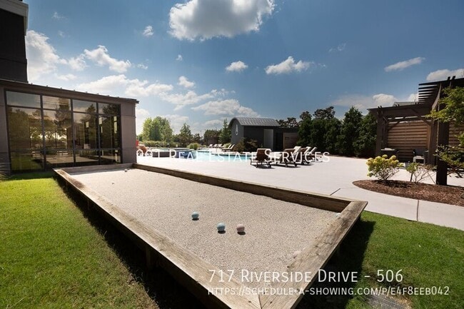 Building Photo - 717 Riverside Dr