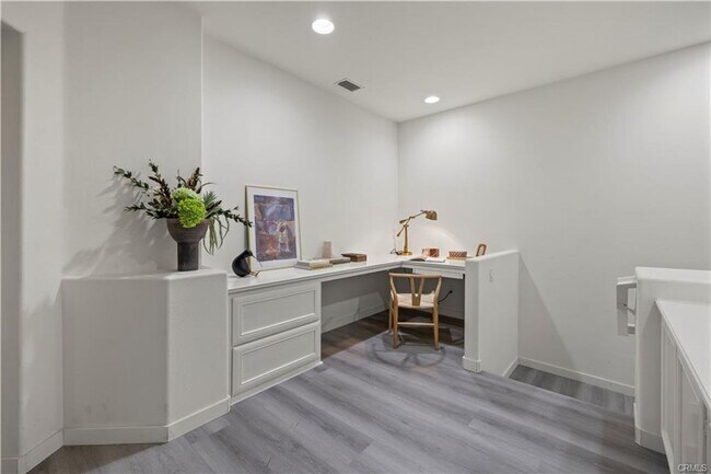 Building Photo - RECENTLY RENOVATED 3 BED, 3 BATH CONDO! $4,500 (OAK CREEK-IRVINE)