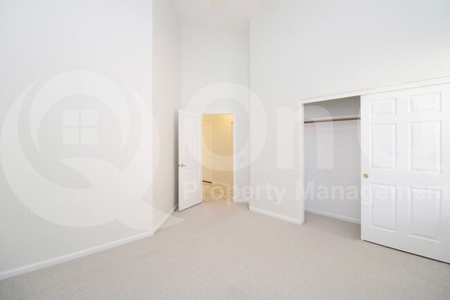 Building Photo - 902 E Desert Flower Ln