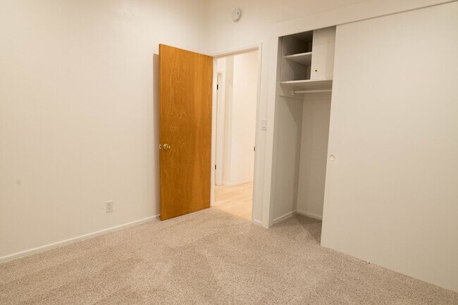 Building Photo - 3 Bedroom 2 Bathroom Home in Mission Canyon