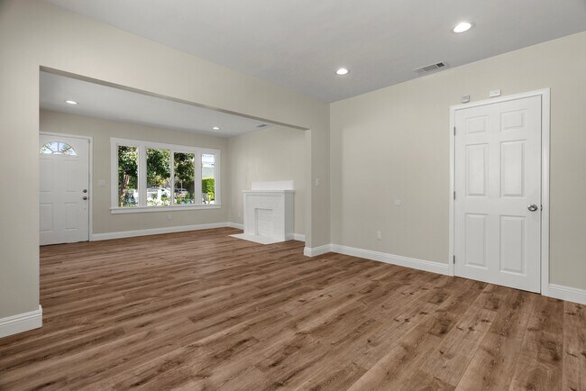 Building Photo - 749 N Wilton Pl